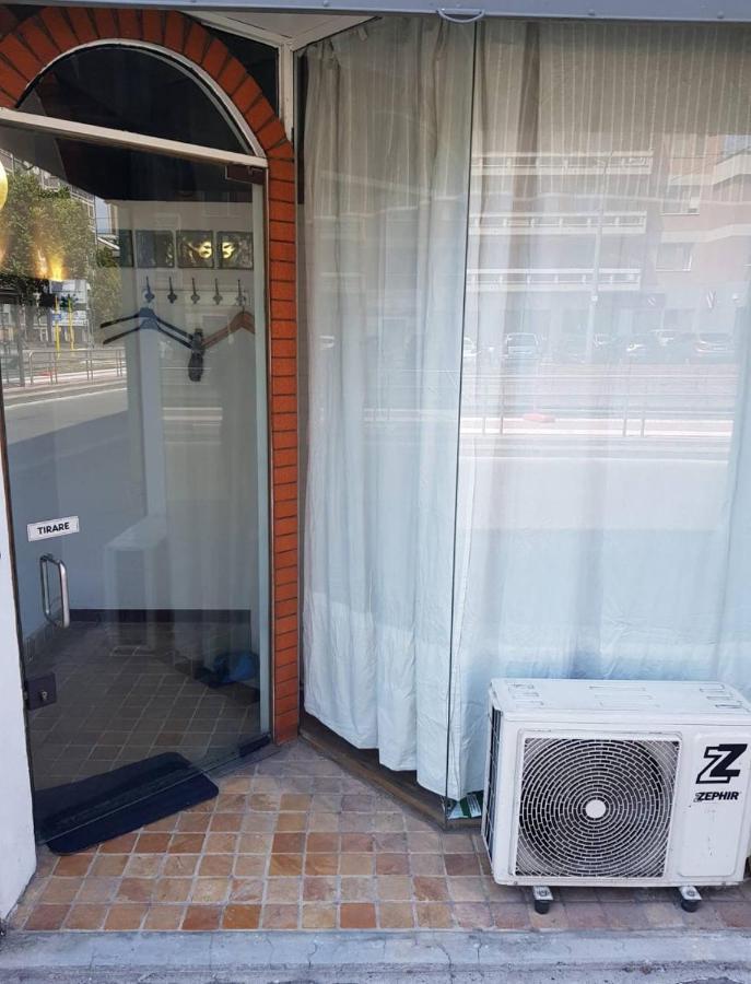 Flat Nirmala Studio-Shop Apartment Milan Bagian luar foto